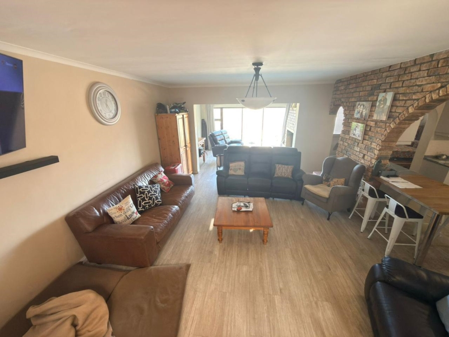 To Let 4 Bedroom Property for Rent in Langerug Western Cape